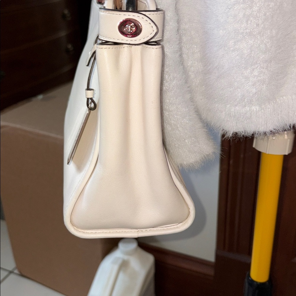 Coach Satchel Crossbody bag smooth leather cream/gold tone 4 turn locks EUC - Picture 4 of 17